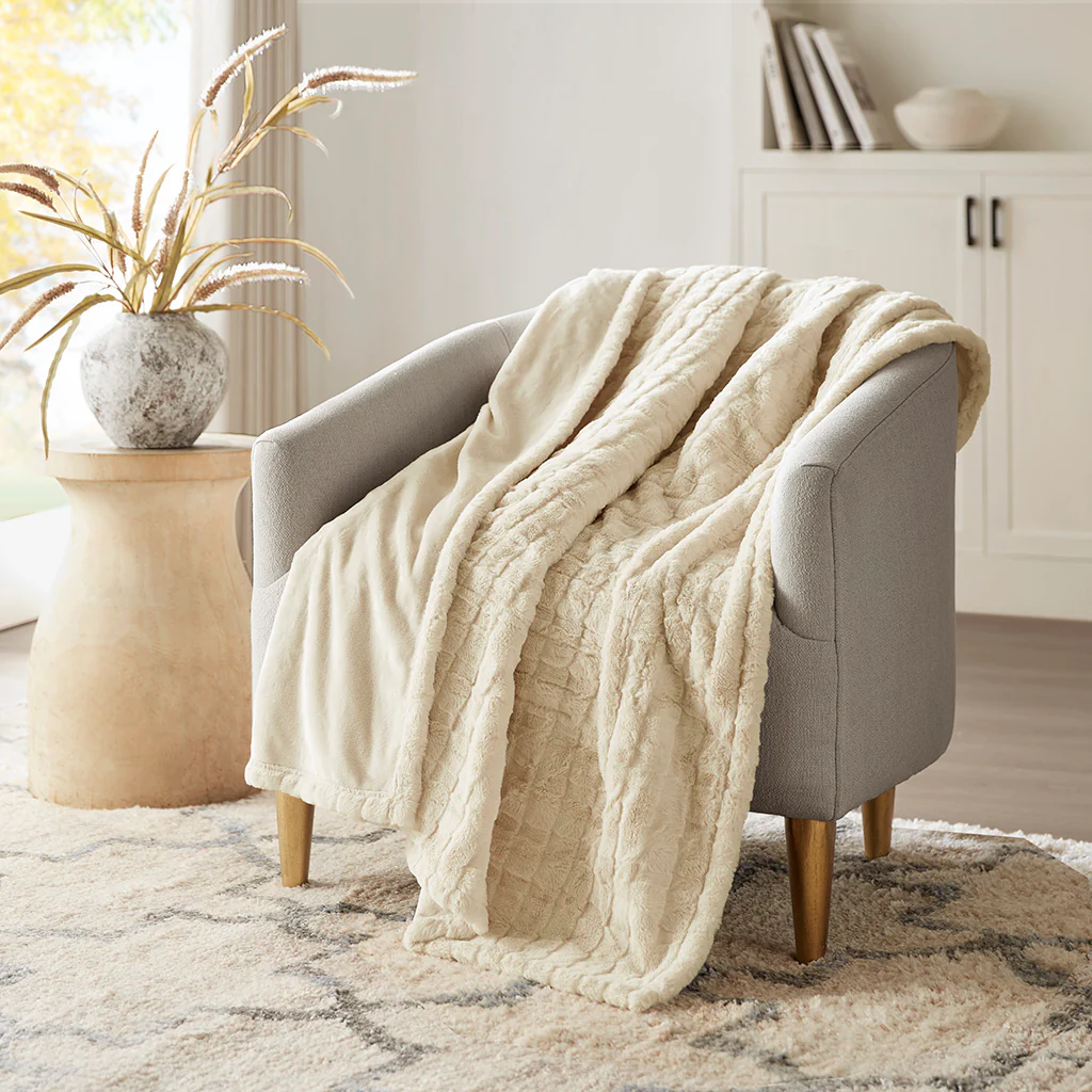 50"x70" Oversized Faux Fur Heated Throw - Image 16