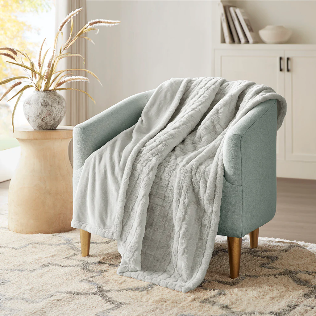 50"x70" Oversized Faux Fur Heated Throw - Image 6