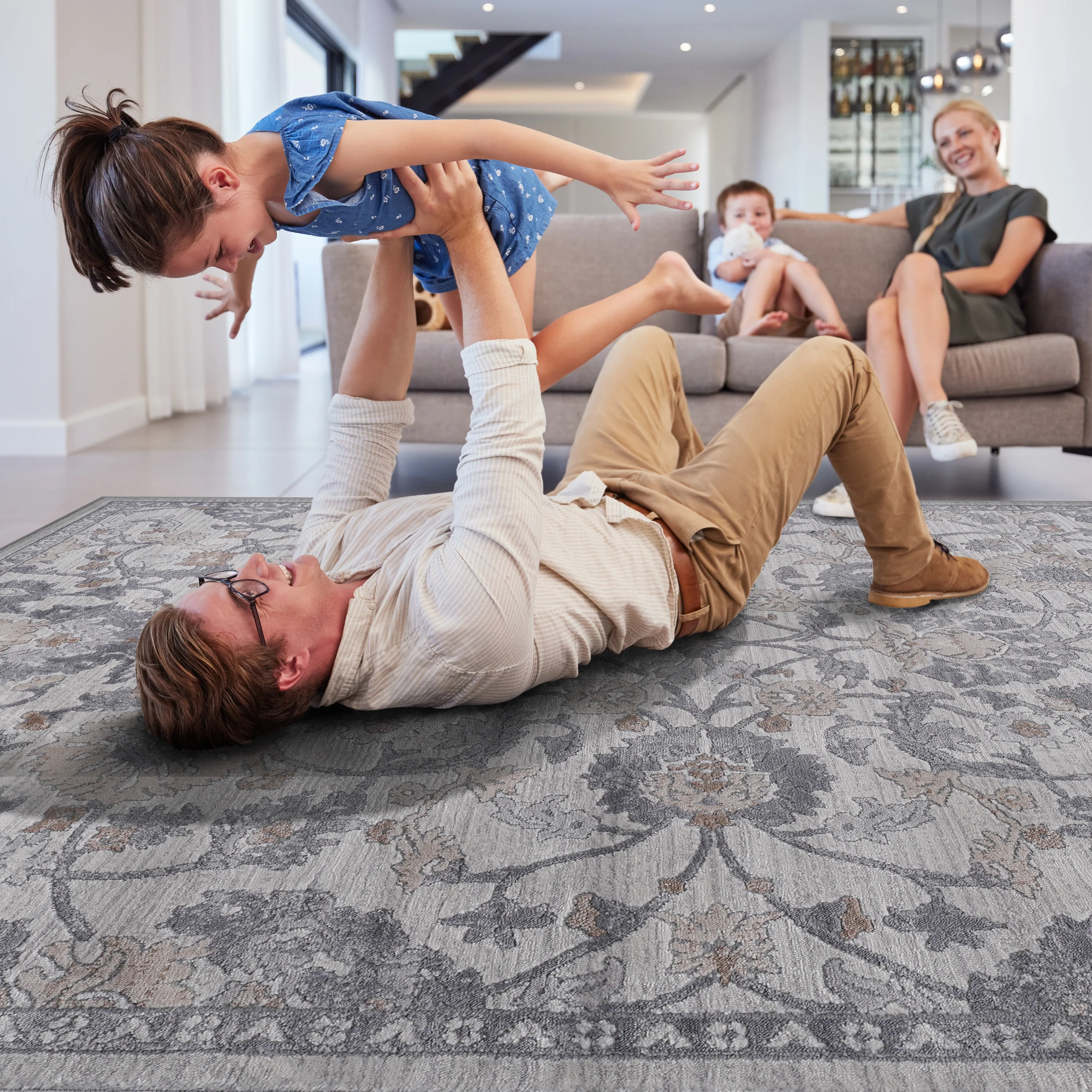 Area Rug with Traditional Floral Motif - Image 3