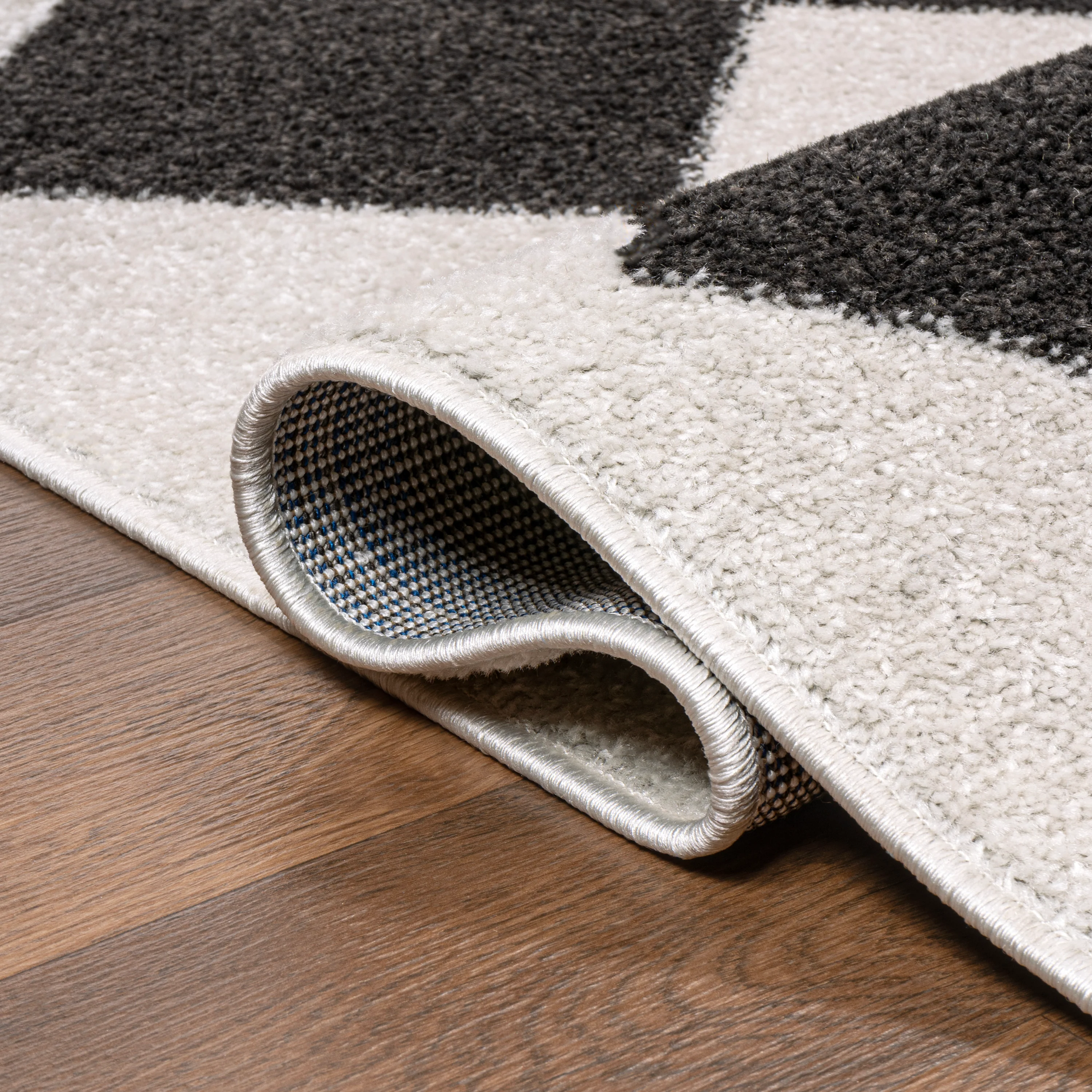 Draper Classic Geometric Diamond Pattern Area Rug - Image 3