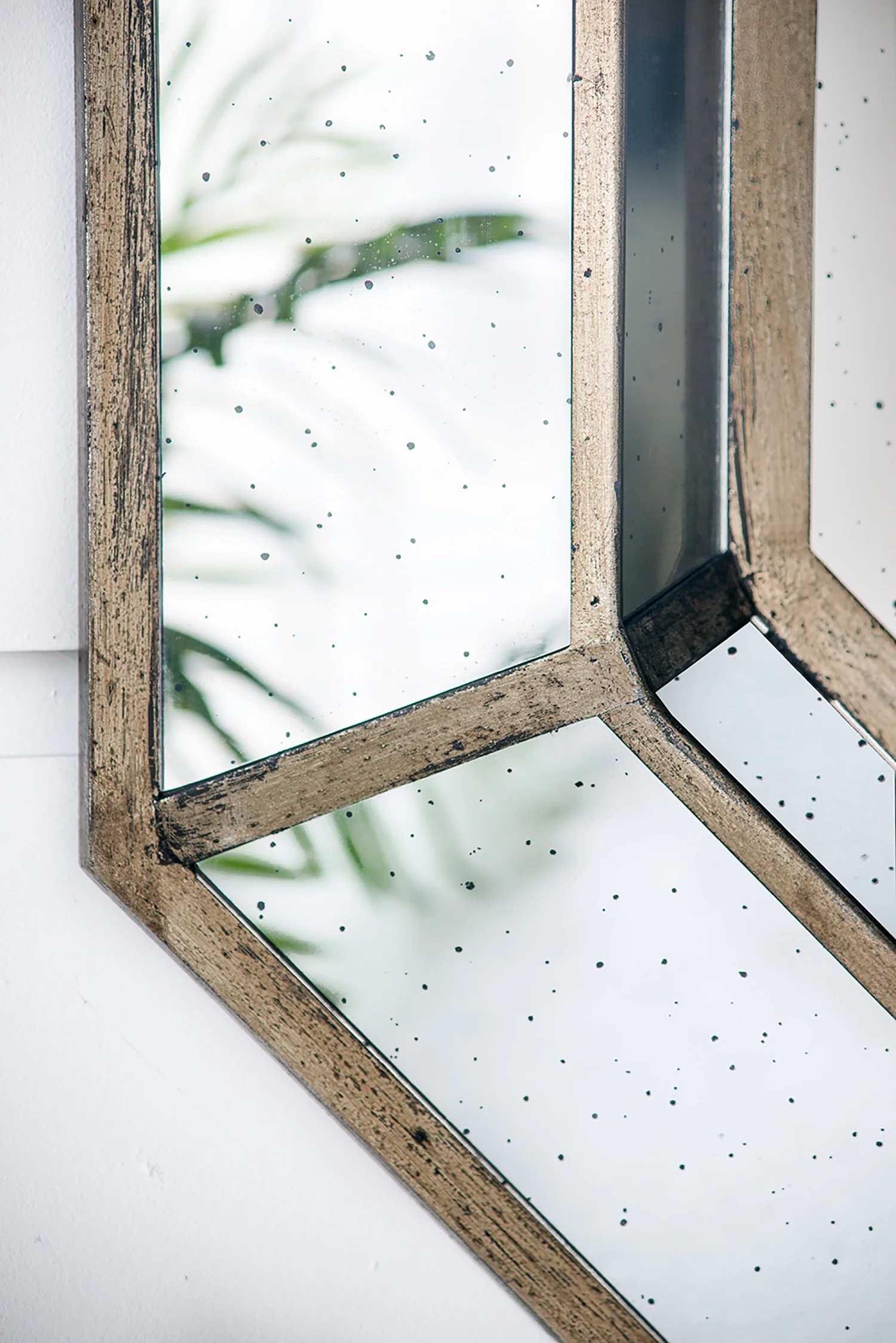 Octagon Accent Mirror with Practical Edge Design - Image 5