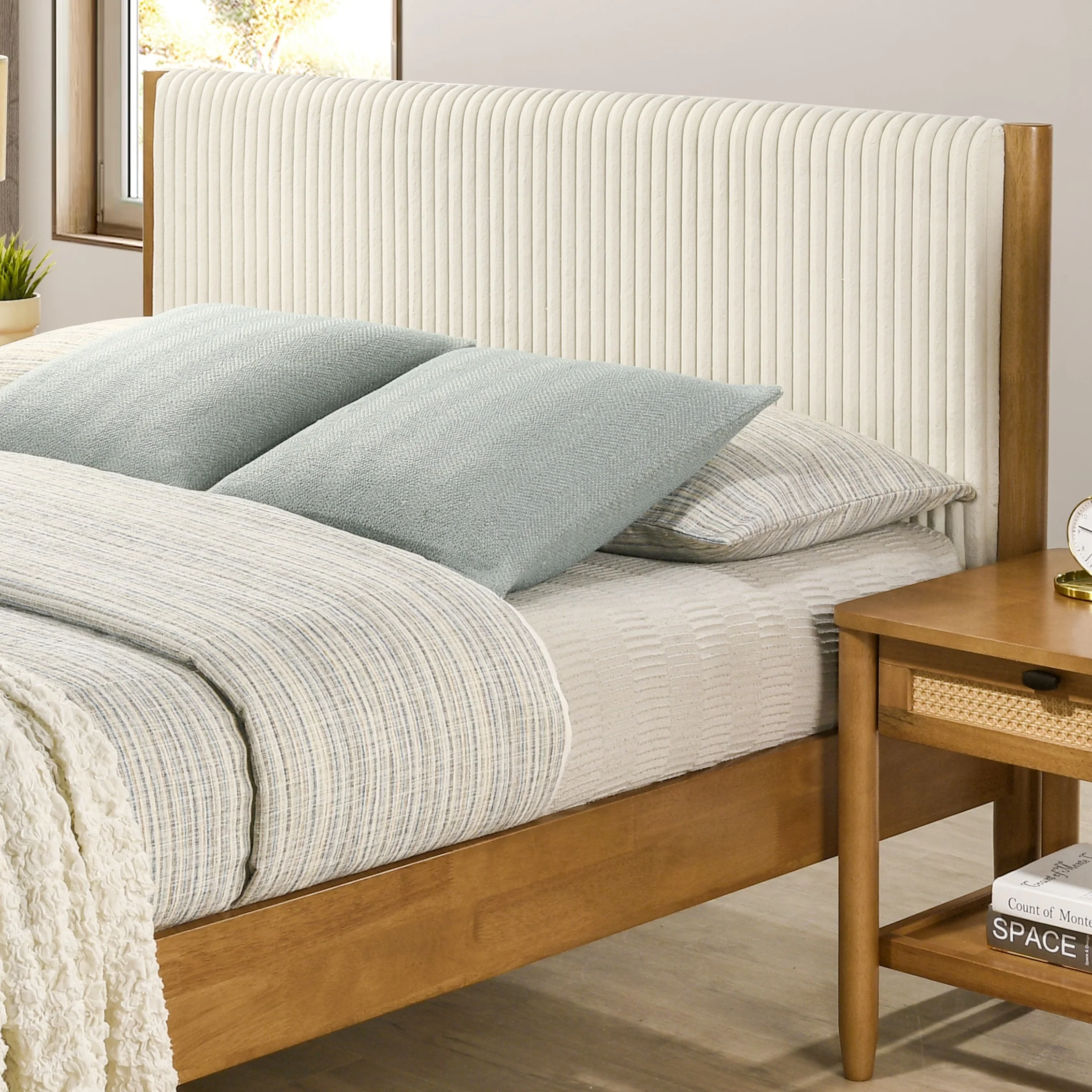 Vichy 4-Piece Rubberwood Queen Bedroom Set - Image 6